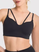 Top deportivo negro con tirantes dobles en la parte delantera y almohadillas removibles.