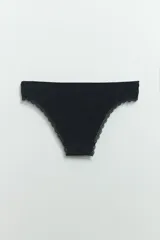 Bombacha bikini negra de microfibra con detalle de encaje en los bordes.