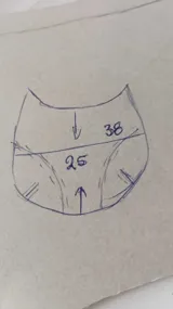 Cartera plateada tipo banana bag de cuero, con correa ajustable y cierre superior.