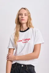 Remera blanca de corte clásico con cuello redondo negro y estampado frontal con la frase 'Love Vintage Always' en color rojo.