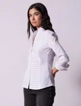 Camisa blanca de algodón marca Zac & Rachel, con cuello con solapa, abertura central con botones, delantera tableada y laterales elastizados.