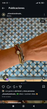 Set de dos pulseras elásticas. Una pulsera es dorada con un dije circular blanco. La otra pulsera tiene cuentas facetadas en tonos grises y dorados.