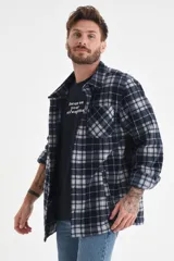 Sobrecamisa a cuadros en tonos azules, con bolsillo frontal y cierre.