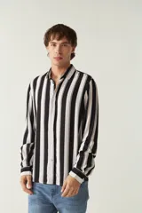 Camisa de manga larga con rayas verticales blancas y negras, fit regular y logo bordado.