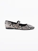 Ballerinas con estampado de piel de serpiente en tonos grises y negros, con correa sobre el empeine y hebilla dorada.