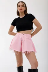 Short de jean azul francia con corte evasé y ruedo desflecado.