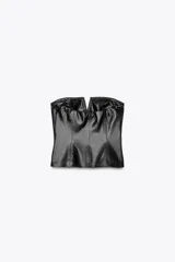 Top negro strapless de cuero sintético con escote recto y cierre lateral con cremallera oculta.