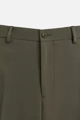 Pantalón de vestir azul marino, de corte slim fit, con bolsillos laterales y traseros de vivo con botón. Se ajusta a la cintura con cierre frontal con cremallera y botón.