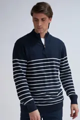 Sweater de punto azul marino con rayas horizontales blancas, cuello alto con cierre de medio cierre y mangas largas.