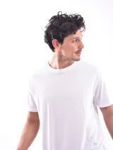 Remera blanca de corte slim fit y mangas cortas.