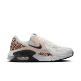 Zapatillas Nike Air Max Excee de mujer, color blanco con detalles en animal print y swoosh negro.