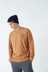 Remera de manga larga color marrón con estampado en el pecho.