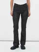 Pantalón Oxford con estampado animal print color negro.