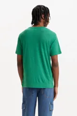 Remera de algodón verde con logo de Levi's estampado en el pecho. Corte clásico y cuello redondo.