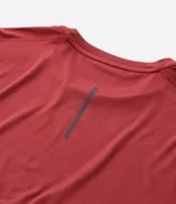 Remera deportiva celeste de poliéster y elastano, con cuello redondo, mangas cortas y tecnología dry fit.