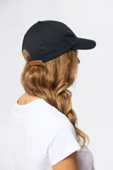 Gorro con visera color beige con bordado frontal.