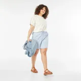 Camiseta blanca de algodón con mangas cortas con detalle de macramé.