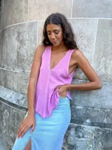 Musculosa color verde agua, con escote en V y terminaciones desflecadas.