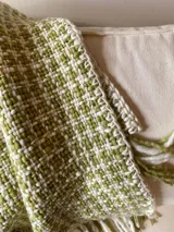 Caminero, manta o pie de cama tejido artesanalmente en lana teñida naturalmente, color verde y blanco.