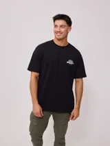 Remera blanca de algodón con cuello redondo y estampado del logo de la marca Rusty en el pecho.