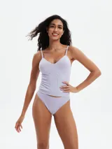 Musculosa negra de breteles finos y corte ajustado.