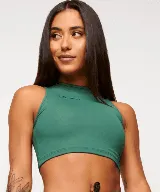 Top deportivo blanco de corte cropped, con cuello alto y logo estampado en el frente.