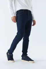 Pantalón de jean gris oscuro, corte carrot, tiro medio, con logo bordado y presillas para cinturón.
