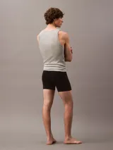 Pack de tres camisetas sin mangas Calvin Klein de algodón, con logo bordado en el dobladillo. Incluye una remera negra, una gris y una blanca.