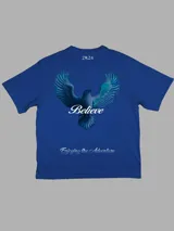 Remera azul con estampado de un águila con las alas extendidas y la frase "Believe" en el centro. En la parte superior tiene el número "2424" y en la parte inferior la frase "Enjoying the Adventure".