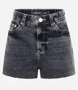 Short de jean estilo mom, color negro con efecto marmoleado (acid wash). Presenta tiro alto, trabillas para cinturón, cierre tradicional, bolsillos y ruedo cortado sin remate.