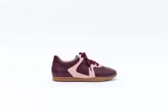 Zapatillas Magnolia de cuero color borgoña con detalles en rosa pastel y suela color caramelo.