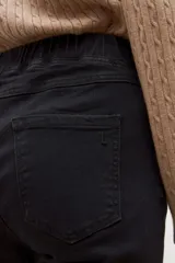 Jegging negro de denim con cintura elástica.