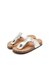 Sandalias tipo ojotas color marrón con base de corcho y tiras negras con hebilla plateada.