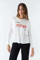 Remera blanca de algodón con mangas largas, cuello redondo y estampado con la frase 'look deeper always true art'.