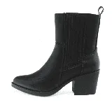 Bota corta de cuero sintético negro, con elásticos laterales y taco cuadrado.