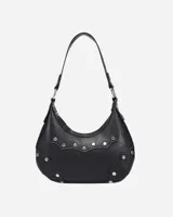 Cartera hobo negra de cuero sintético con tachas plateadas.