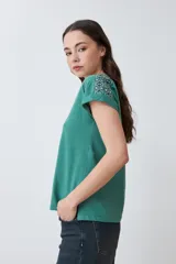 Remera verde de corte clásico con cuello en V y mangas cortas con dobladillo.