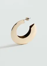 Par de aros dorados con forma de medialuna gruesa.
