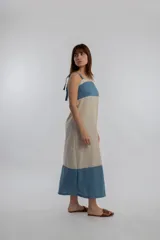 Vestido largo de tirantes finos con bloques de color: marrón claro en la parte superior, beige en el centro y marrón oscuro en el ruedo.