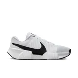 Championes de tenis Nike GP Challenge Pro blancos con logo negro en el lateral.