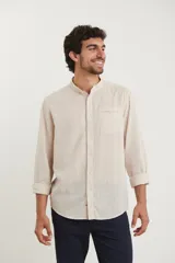 Camisa rosada de lino y algodón, con cuello mao, manga larga y bolsillo de parche en el pecho.