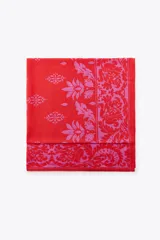 Pañuelo rectangular de lino color rojo con estampado floral en tonos rosados.