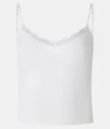 Blusa de pijama blanca de bretel fino con encaje en el escote y textura acanalada.