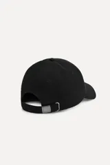 Gorra negra de algodón con visera y bordado frontal con el número 50 en blanco.