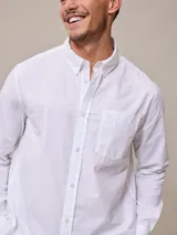 Camisa de manga larga con estampado a cuadros azul y blanco, confeccionada en algodón con efecto peach y bolsillo en el pecho.