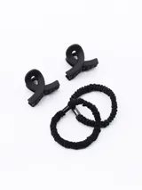 Set de dos broches tipo pinza para el pelo y dos coleros elásticos negros.