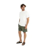 Remera blanca de algodón con cuello redondo y manga corta. Estampa pequeña en la parte inferior izquierda con un diseño abstracto en tonos marrones.