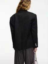 Blazer blanco de corte clásico con solapas y doble botonadura.