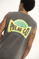Musculosa gris con estampa en el pecho con el texto "Pulau Co".