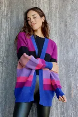 Cárdigan de punto multicolor con diseño a rayas horizontales en tonos fucsia, violeta, azul y negro.